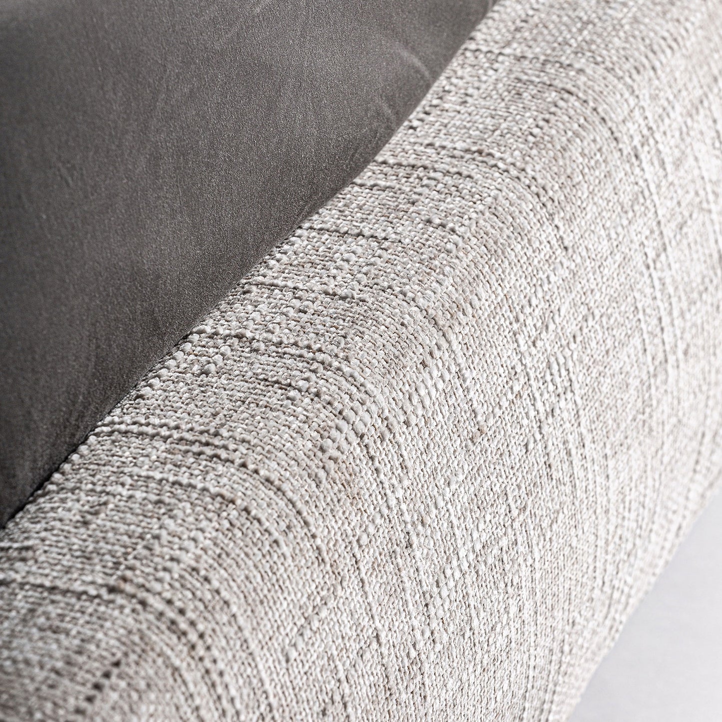 Cama tapizada en tejido jacquard con tonos marrones y beige