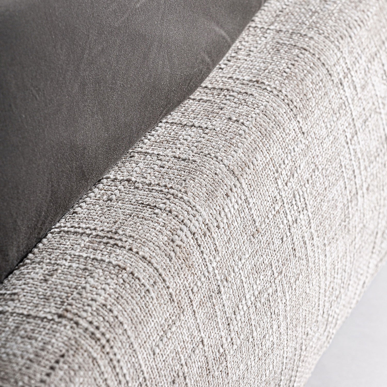 Cama tapizada en tejido jacquard con tonos marrones y beige