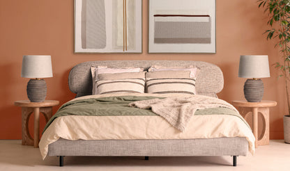 Cama de matrimonio en tonos beige con estilo moderno y equilibrado