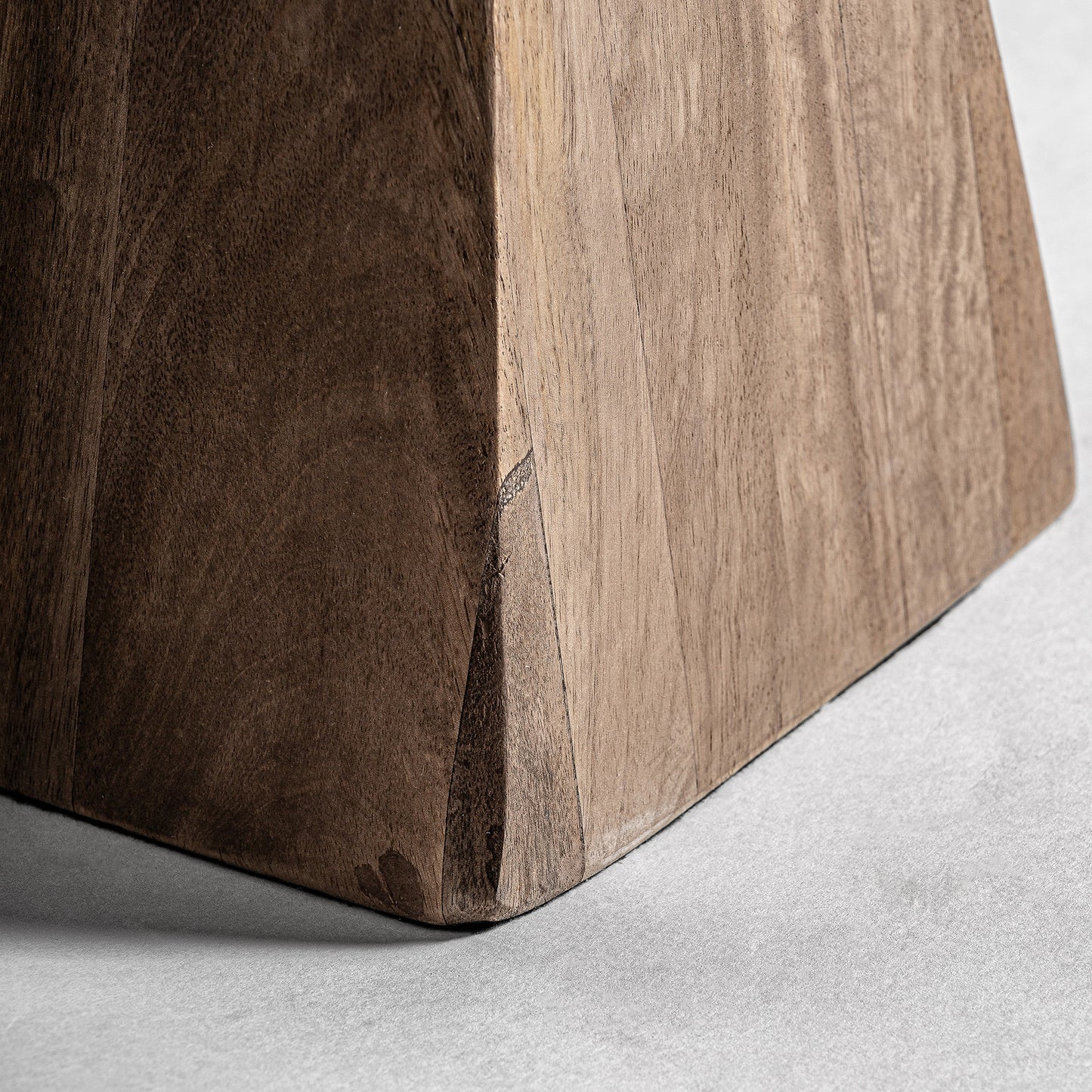 Detalle de Lámpara de pie en madera de mango estilo natural contemporaneo