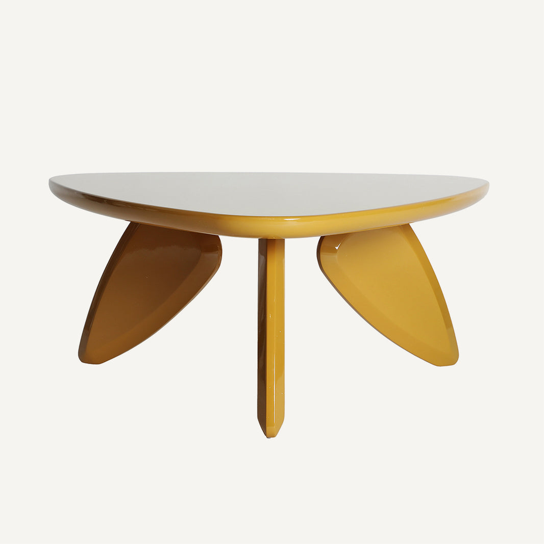 Mesa de centro color mostaza fabricada de madera DM