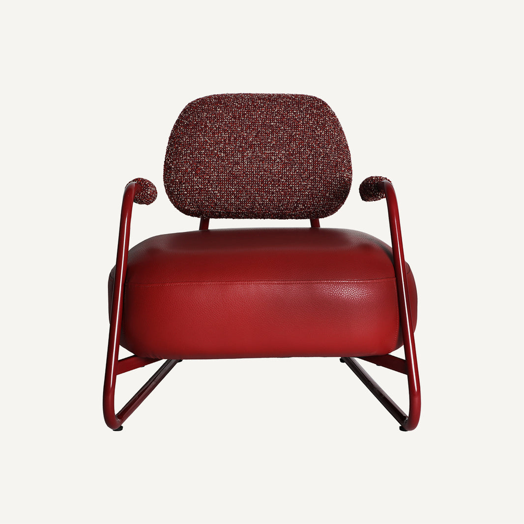 Sillón Tankah color rojo fabricado de hierro, cuero y poliéster jaspeado