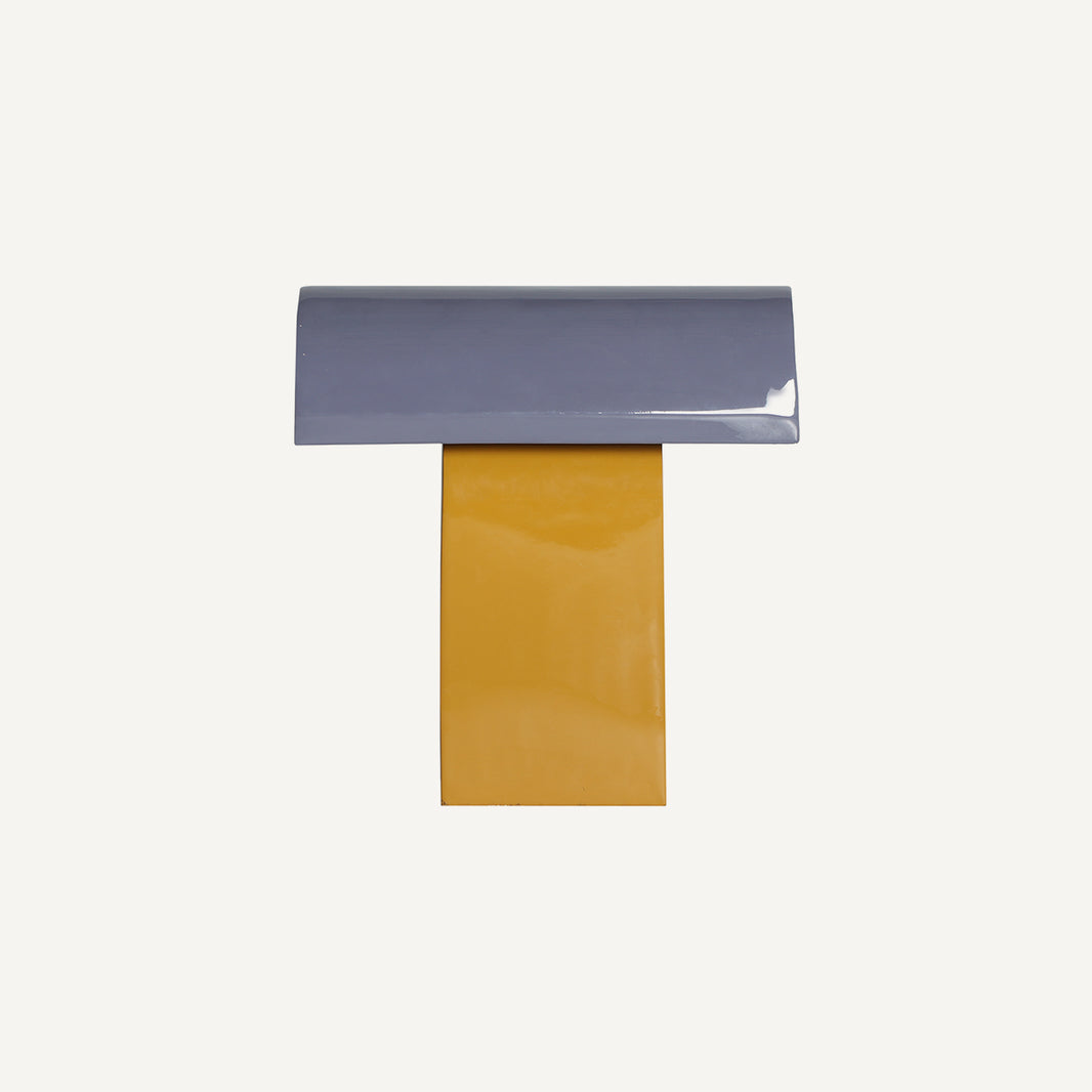 Lámpara de mesa color mostaza y azul fabricada de hierro
