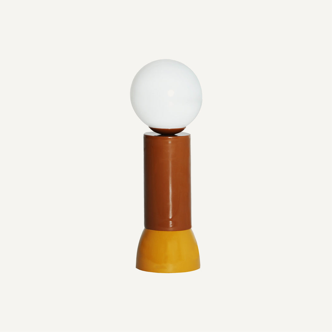 Lámpara de mesa color marrón y amarillo, de hierro y vidrio
