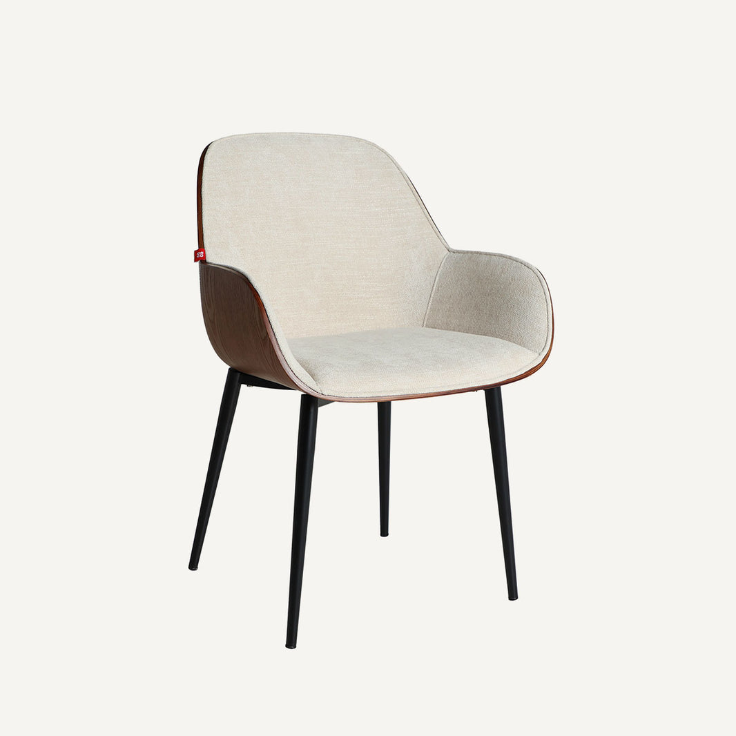 Silla marrón y blanco roto fabricada en madera contrachapada, poliéster y aluminio.