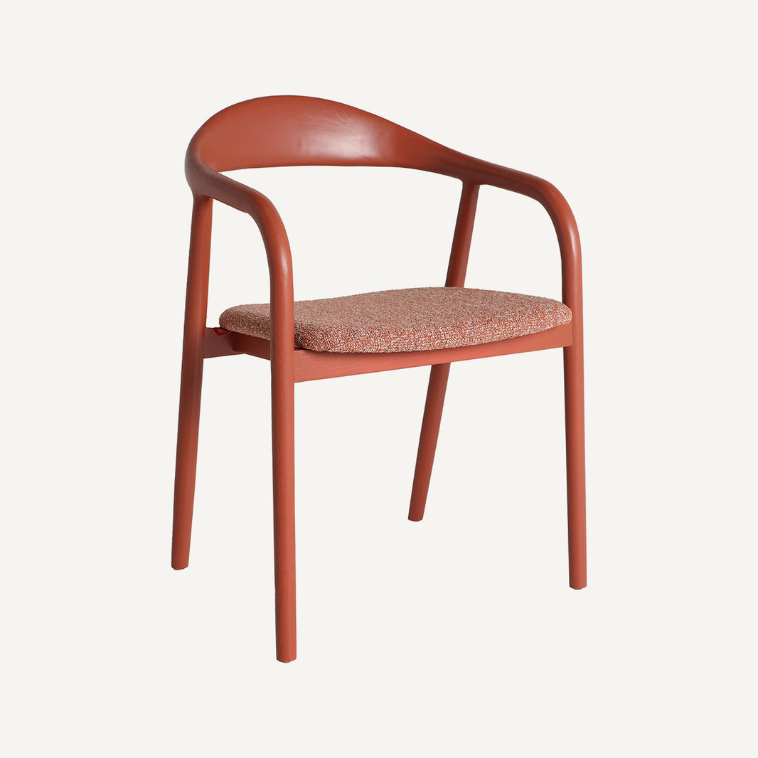 Silla fabricada en madera de fresno rojo con tejido poliéster naranja.