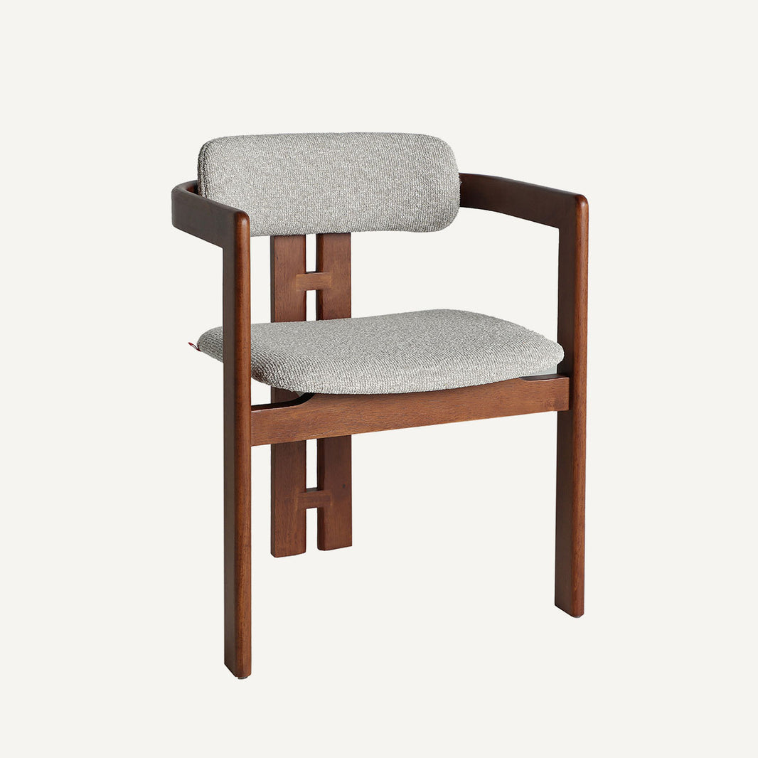 Silla estilo contemporáneo en madera de fresno y tapizado poliéster gris.