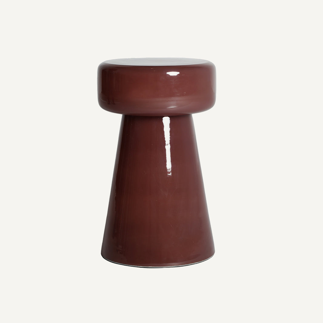 Mesa auxiliar color marrón fabricada en vidrio