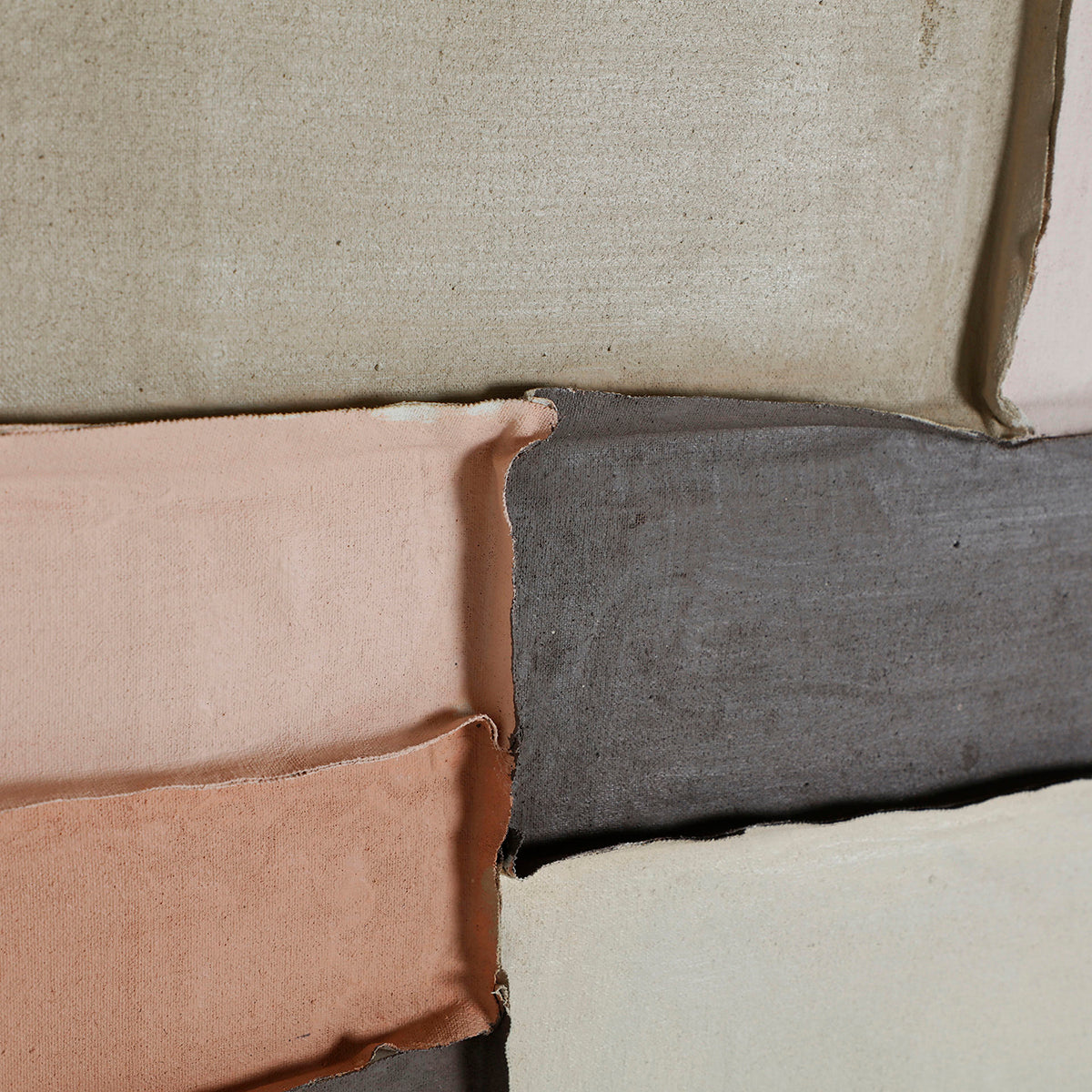 Cuadro fabricado sobre lienzo y madera de pino, combina un diseño de líneas geométricas en tonos de color verde, marrón y beige.