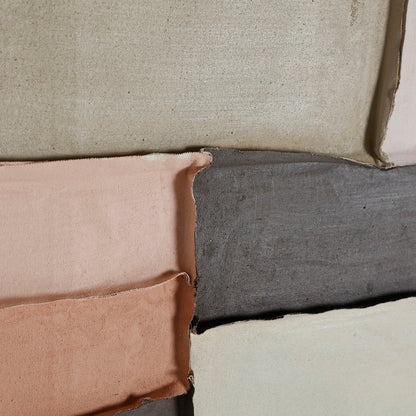 Cuadro fabricado sobre lienzo y madera de pino, combina un diseño de líneas geométricas en tonos de color verde, marrón y beige.