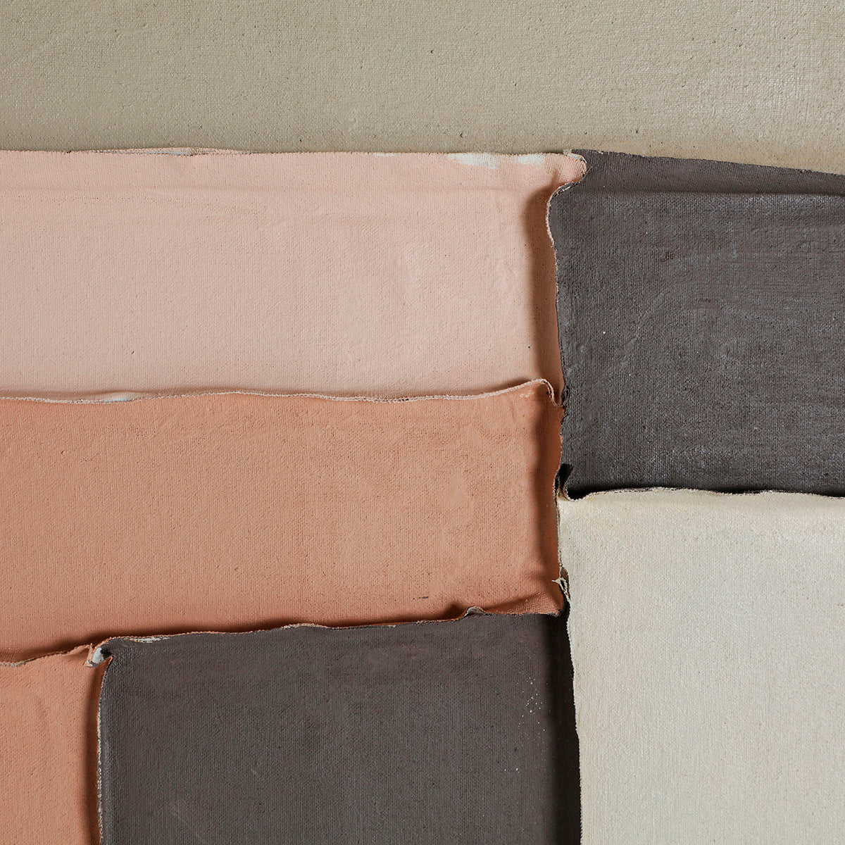 Cuadro fabricado sobre lienzo y madera de pino, combina un diseño de líneas geométricas en tonos de color verde, marrón y beige.