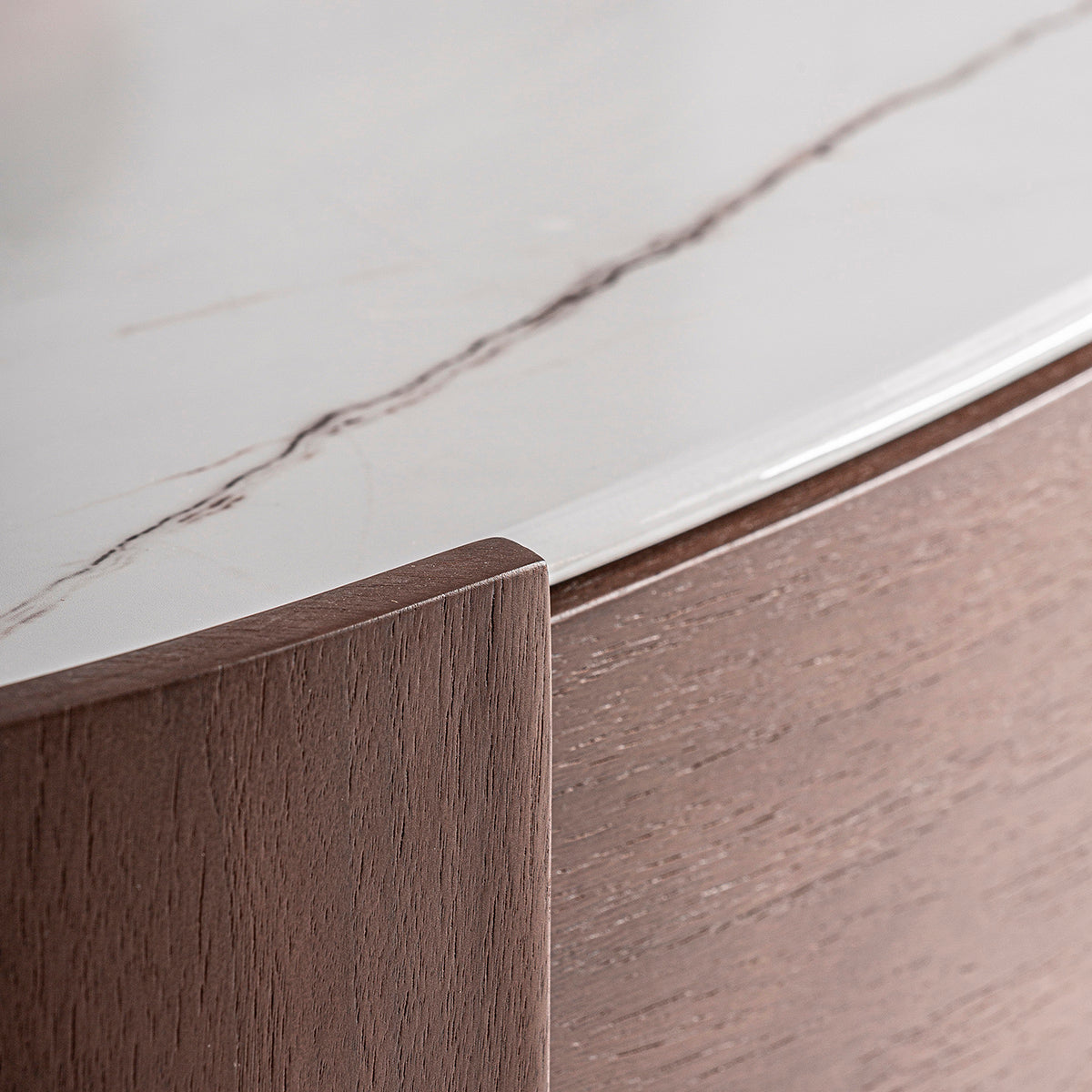 Cómoda en madera contrachapada de roble marrón y piedra blanca. Seis cajones