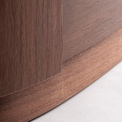 Cómoda en madera contrachapada de roble marrón y piedra blanca. Seis cajones