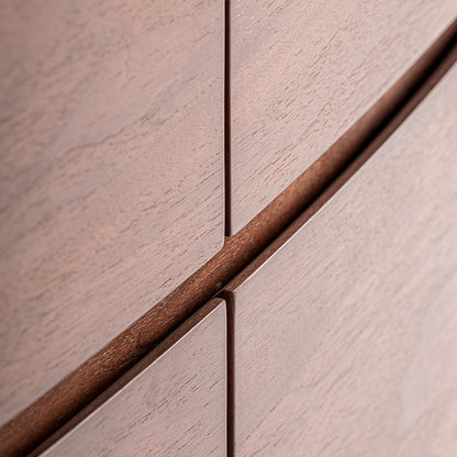 Cómoda en madera contrachapada de roble marrón y piedra blanca. Seis cajones