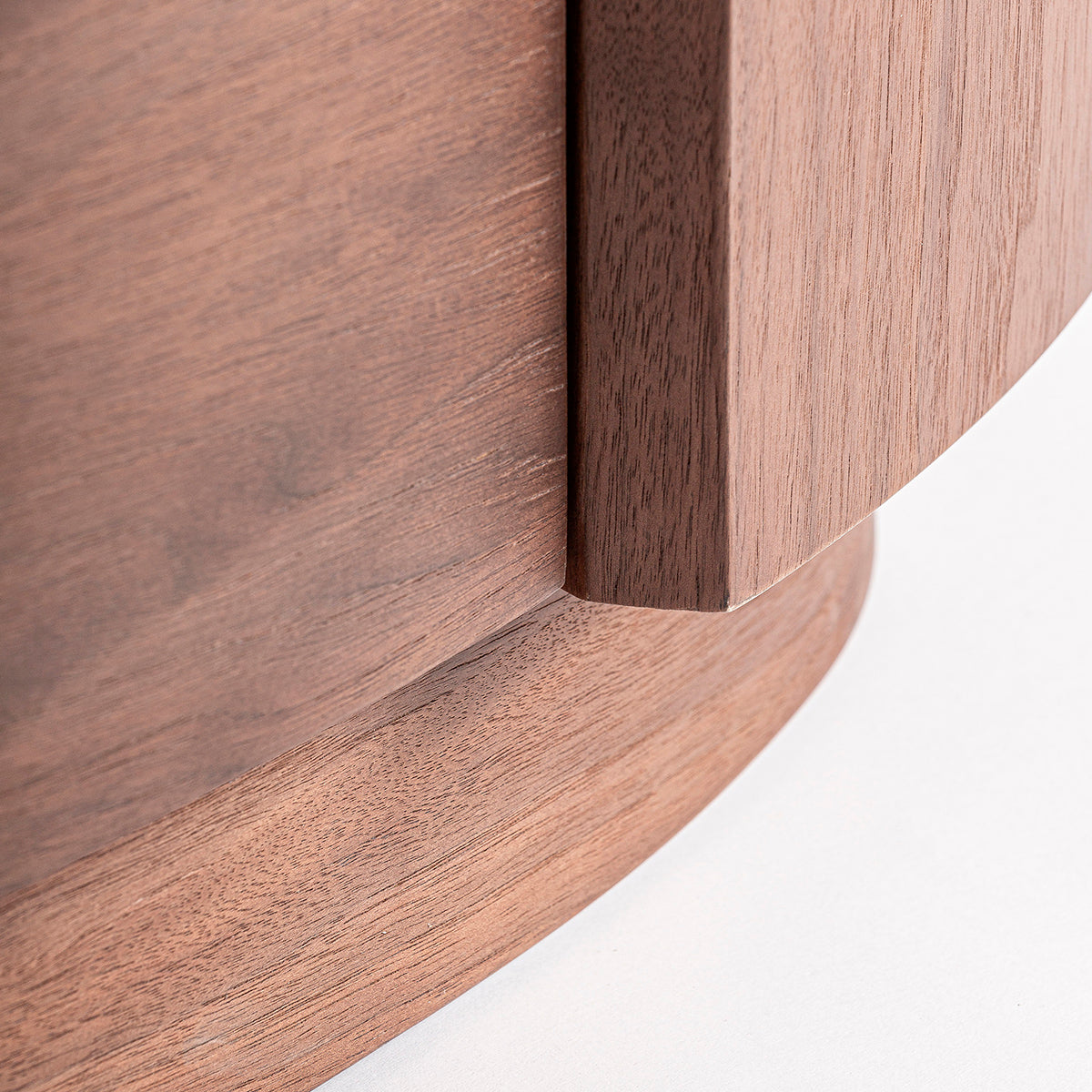 Cómoda en madera contrachapada de roble marrón y piedra blanca. Seis cajones