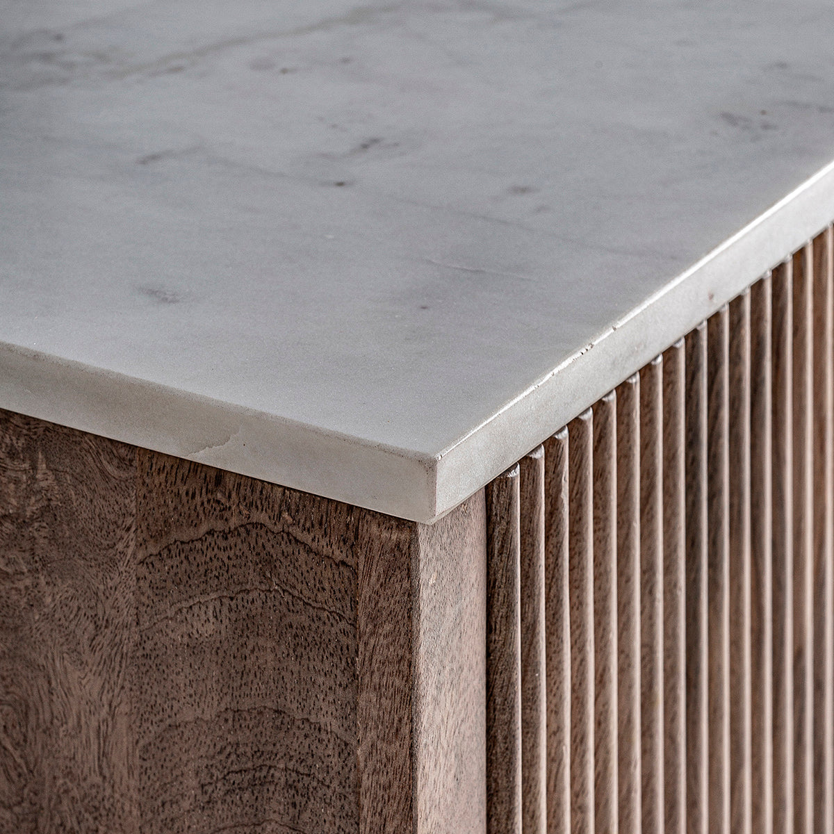 Mueble TV en madera de mango, mármol blanco y madera DM marrón.