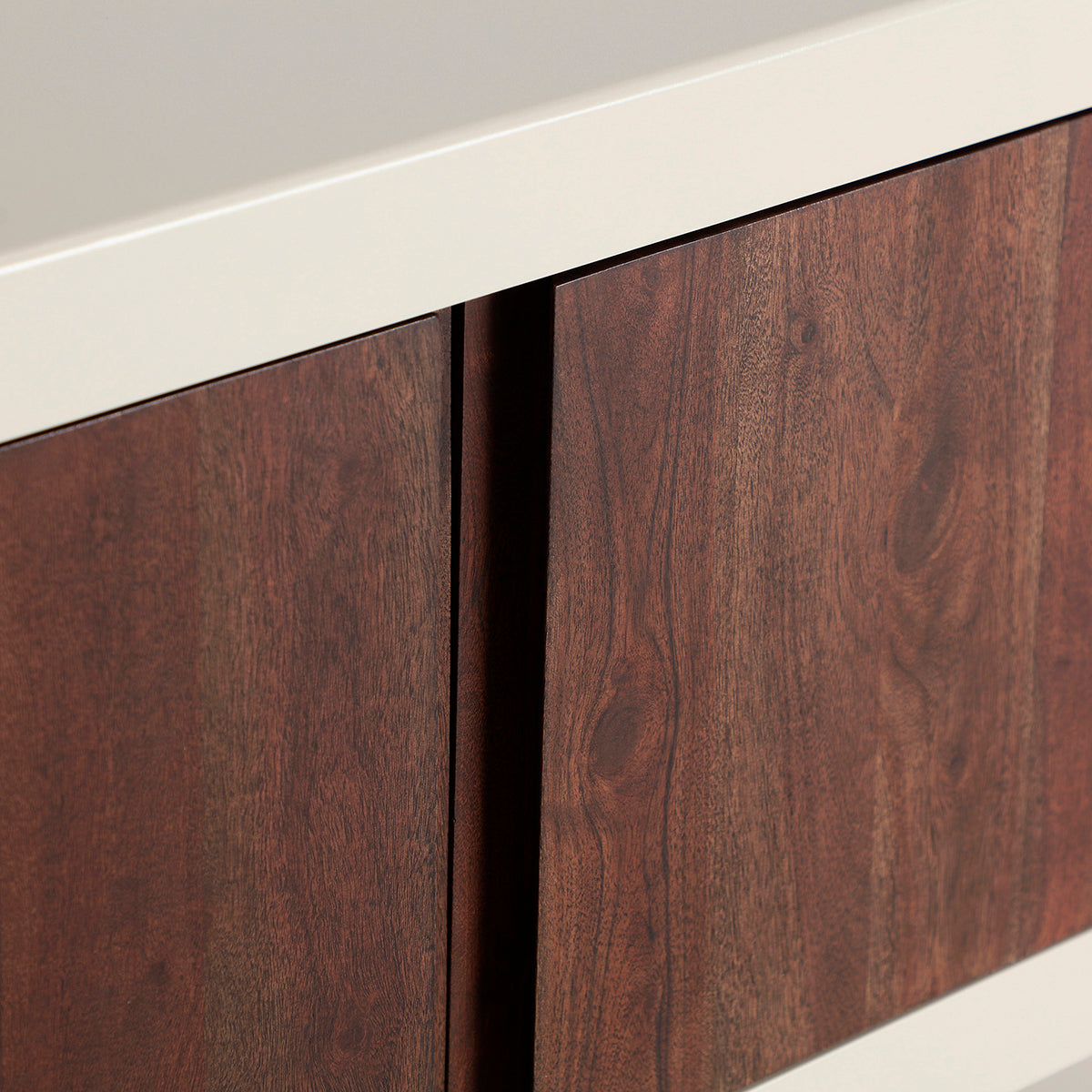 Mueble TV blanco roto y marrón, fabricado en madera de acacia combinado con madera DM.