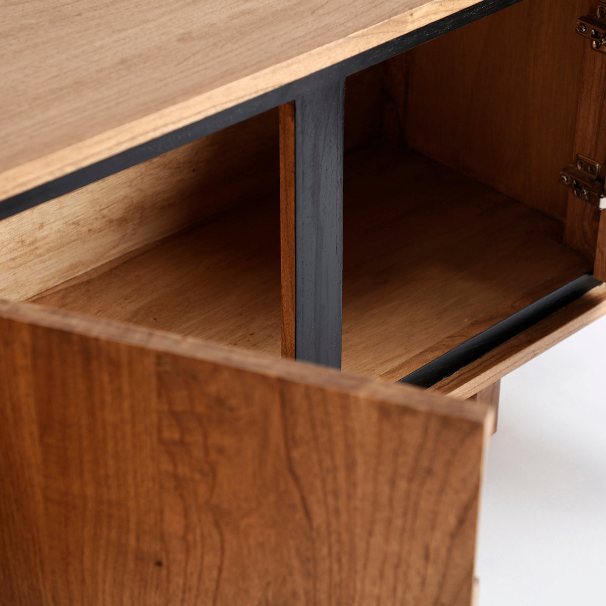 Mueble TV en madera de mindi, marrón y negro.