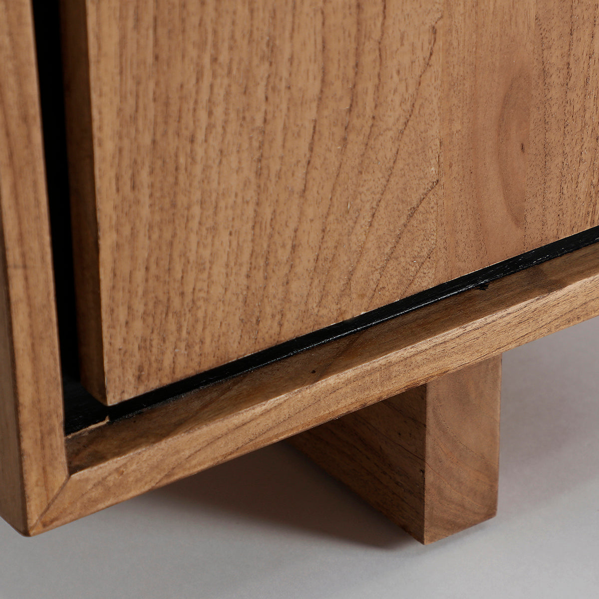 Mueble TV en madera de mindi, marrón y negro.