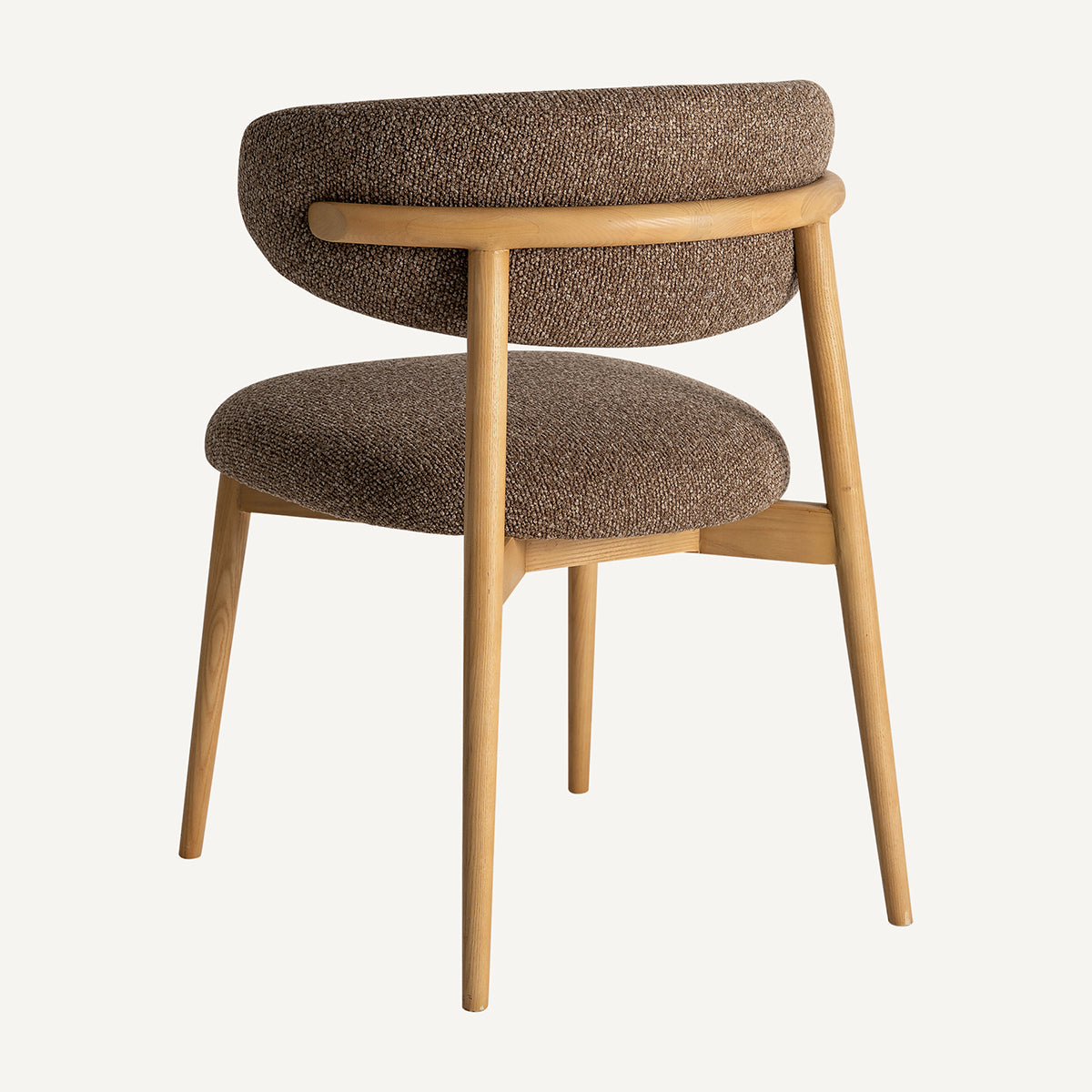 Silla color topo fabricada en madera de arce combinado con tejido poliéster. Sin brazos