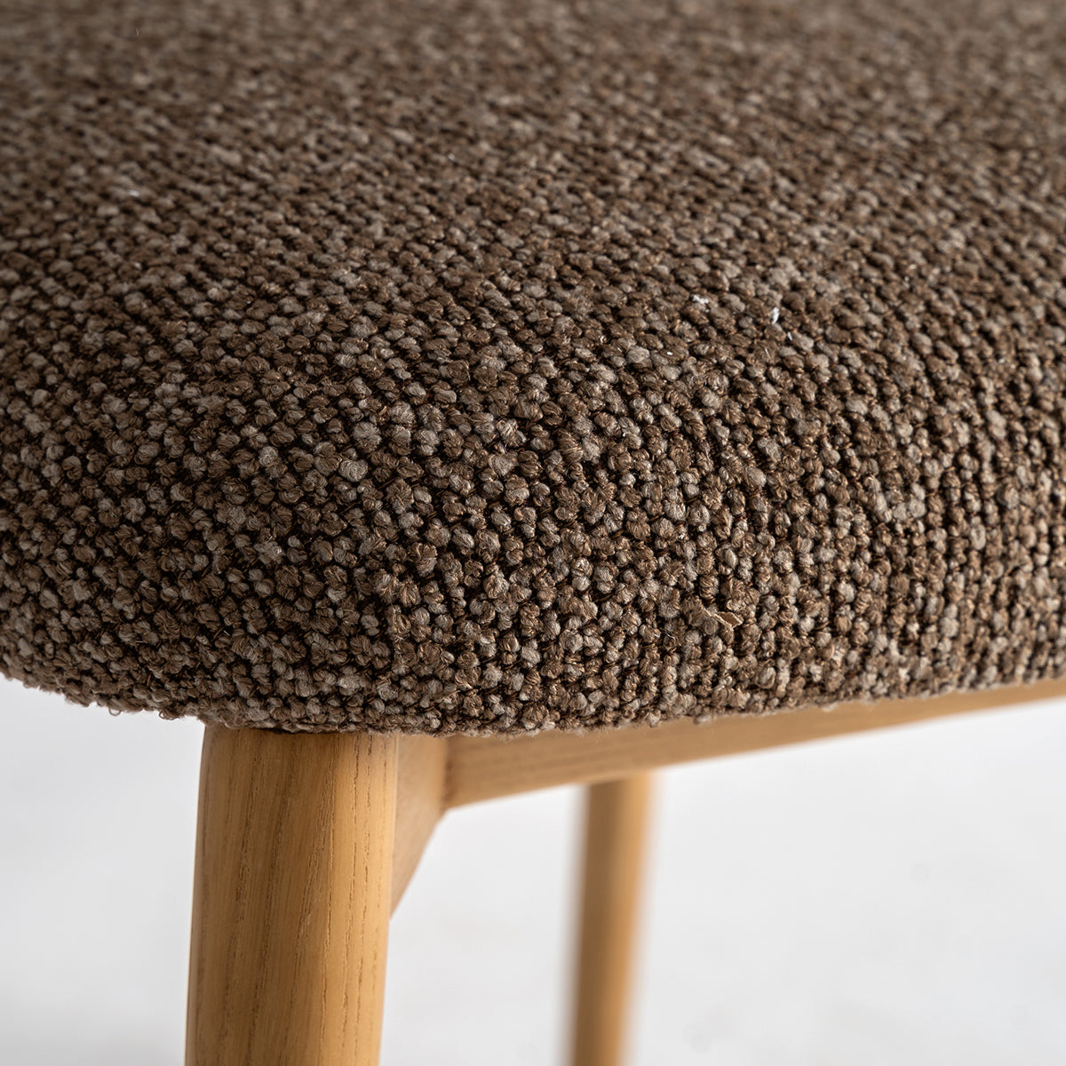 Silla color topo fabricada en madera de arce combinado con tejido poliéster. Sin brazos