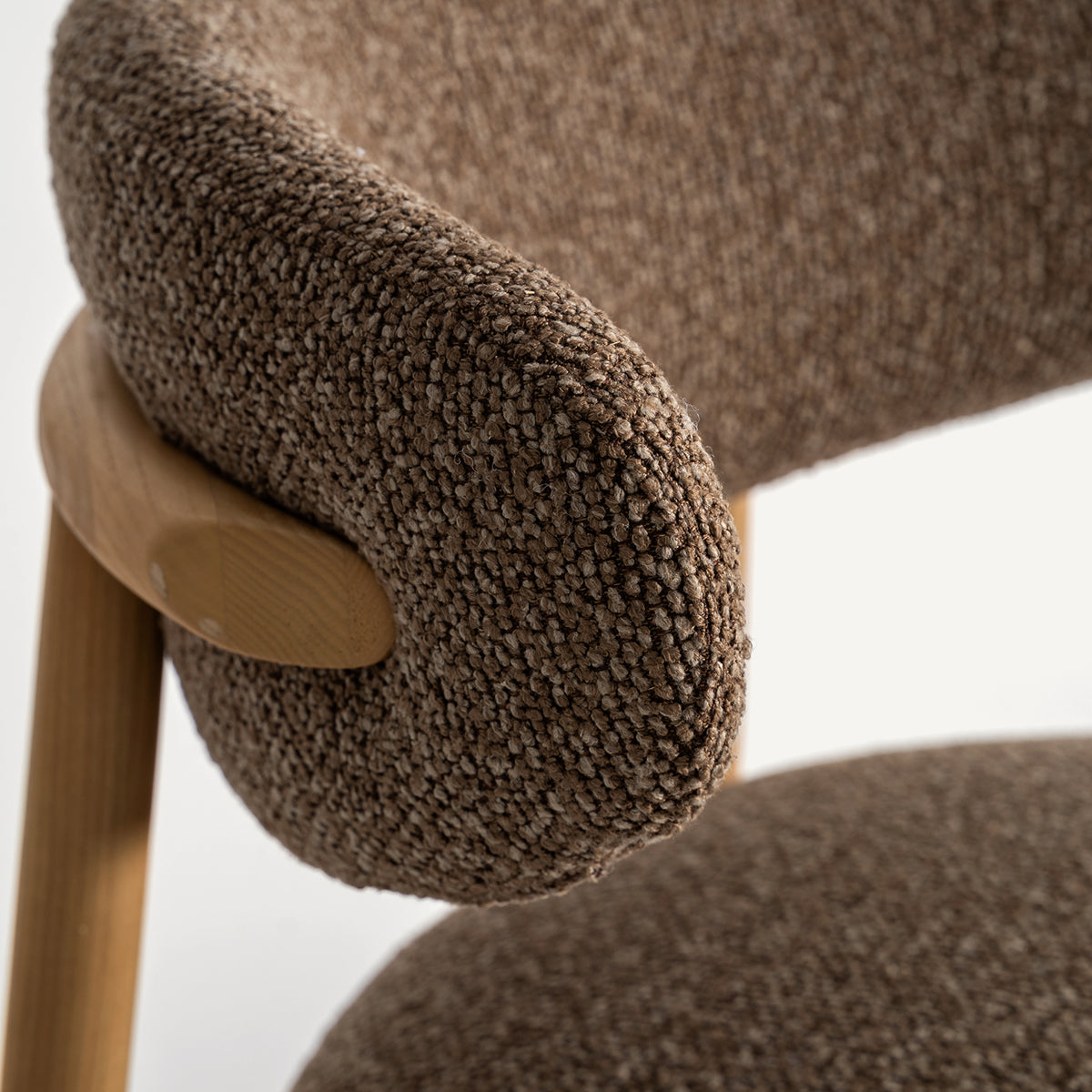 Silla color topo fabricada en madera de arce combinado con tejido poliéster. Sin brazos