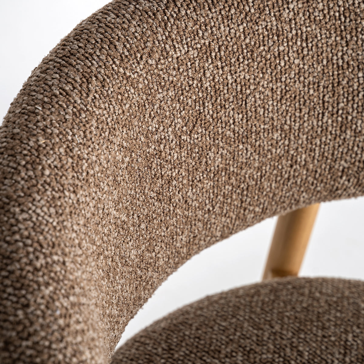 Silla color topo fabricada en madera de arce combinado con tejido poliéster. Sin brazos