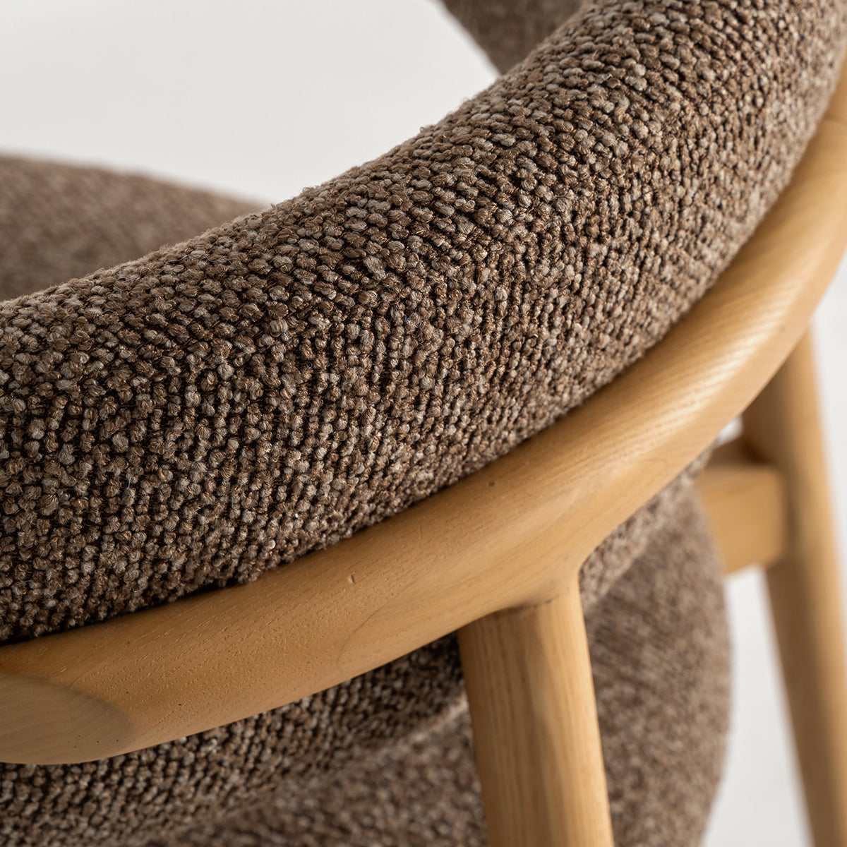 Silla color topo fabricada en madera de arce combinado con tejido poliéster. Sin brazos