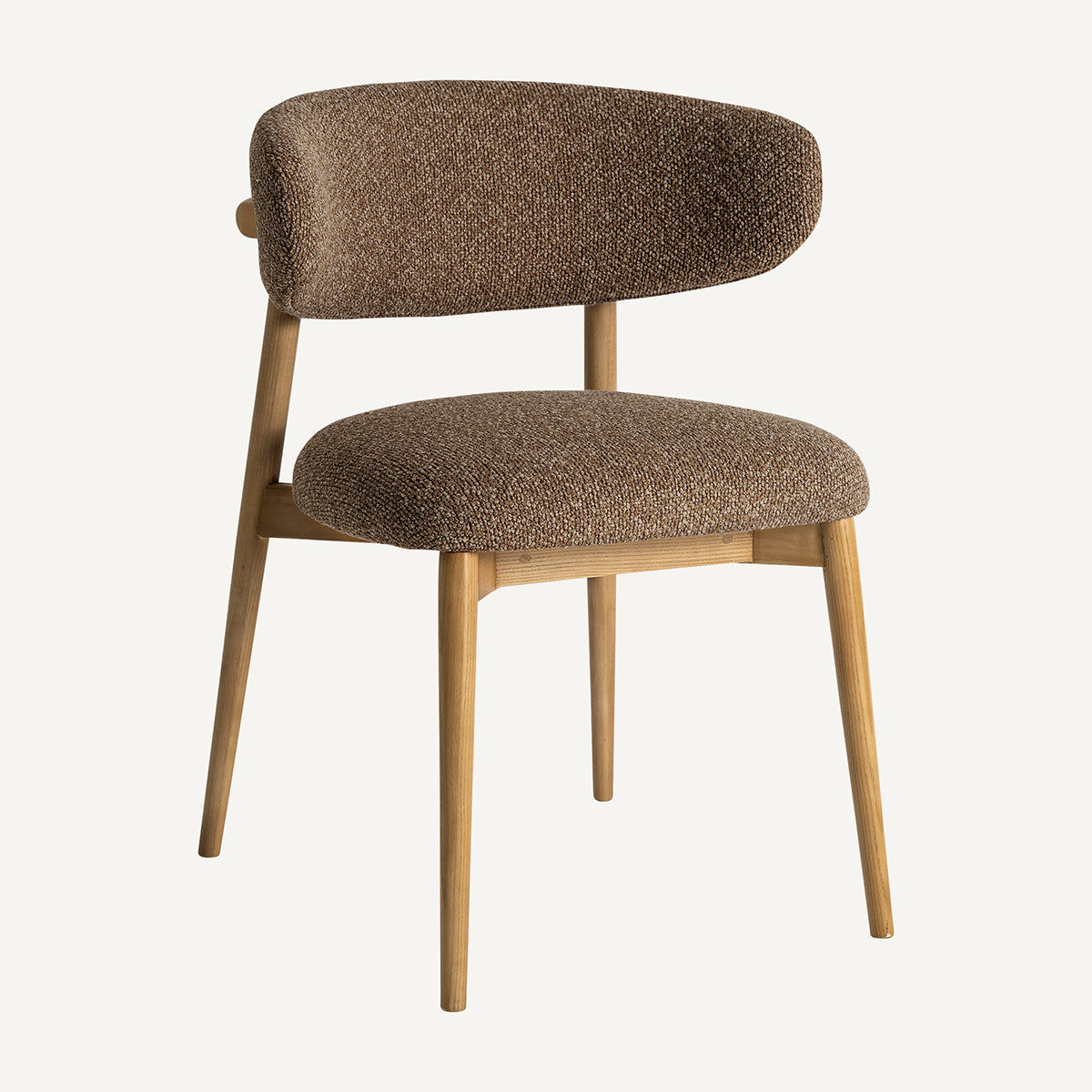 Silla color topo fabricada en madera de arce combinado con tejido poliéster. Sin brazos