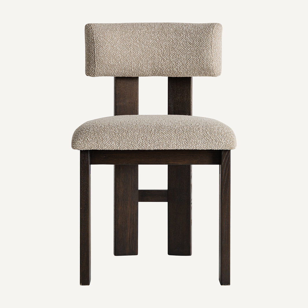 Silla fabricada en madera de fresno negro, color marrón oscuro y tapicería poliéster beige. Sin brazos