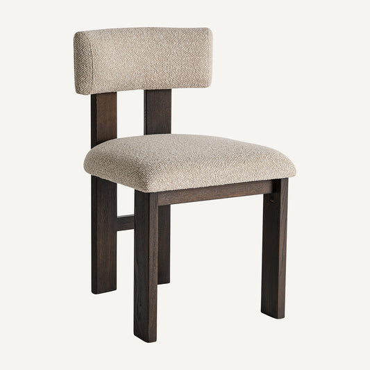 Silla fabricada en madera de fresno negro, color marrón oscuro y tapicería poliéster beige. Sin brazos