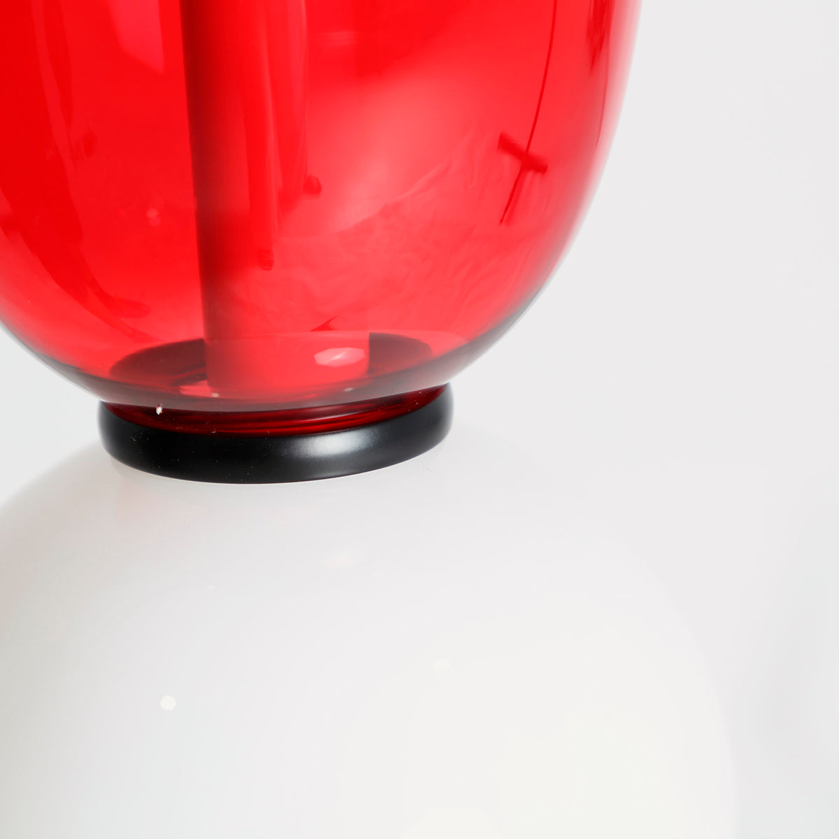 Lámpara de colgar fabricada de hierro y cristal, en color rojo y blanco. Tipo Baudelaire 