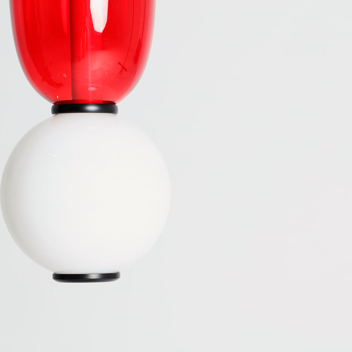 Lámpara de colgar fabricada de hierro y cristal, en color rojo y blanco. Tipo Baudelaire 