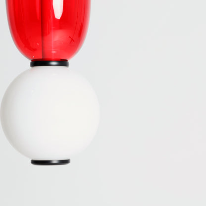 Lámpara de colgar fabricada de hierro y cristal, en color rojo y blanco. Tipo Baudelaire 