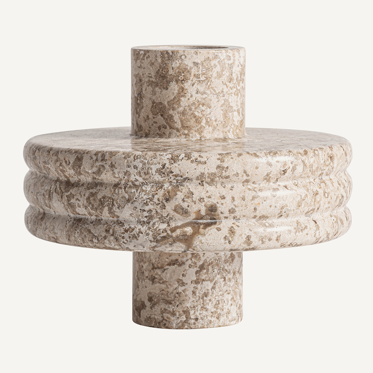 Jarrón fabricado de mármol color beige, acabado mate.