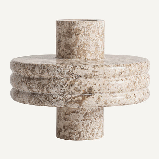 Jarrón fabricado de mármol color beige, acabado mate.