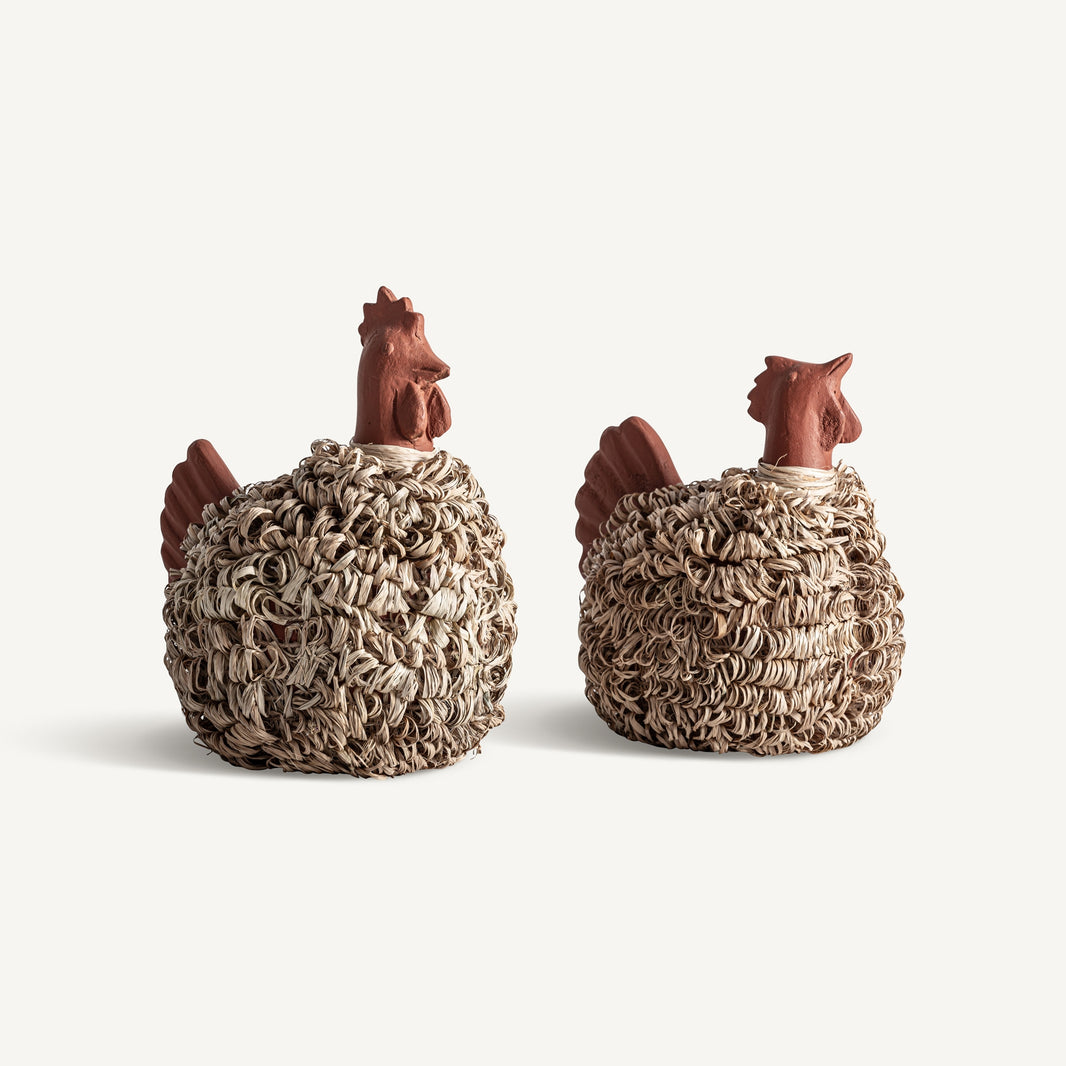 Figura gallinas en terracota y rafia