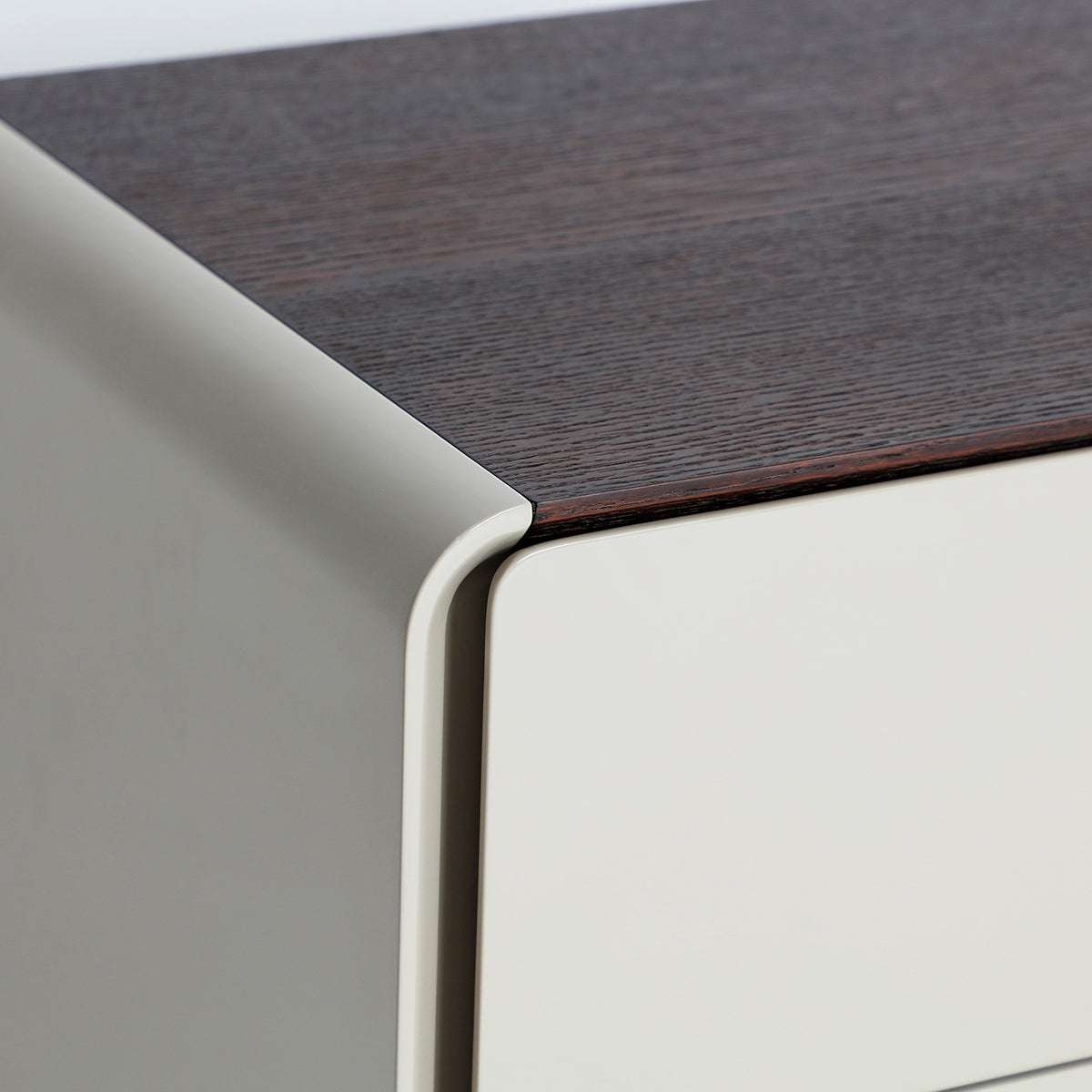 Mesita de noche fabricada en chapa de roble gris y madera marrón