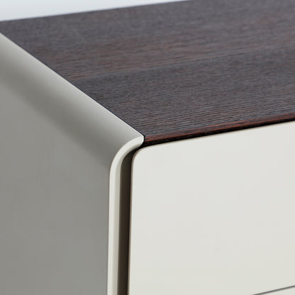 Mesita de noche fabricada en chapa de roble gris y madera marrón