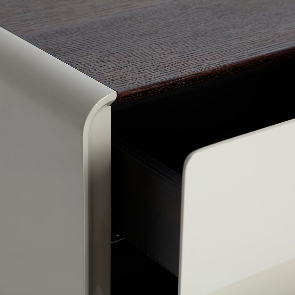 Mesita de noche fabricada en chapa de roble gris y madera marrón