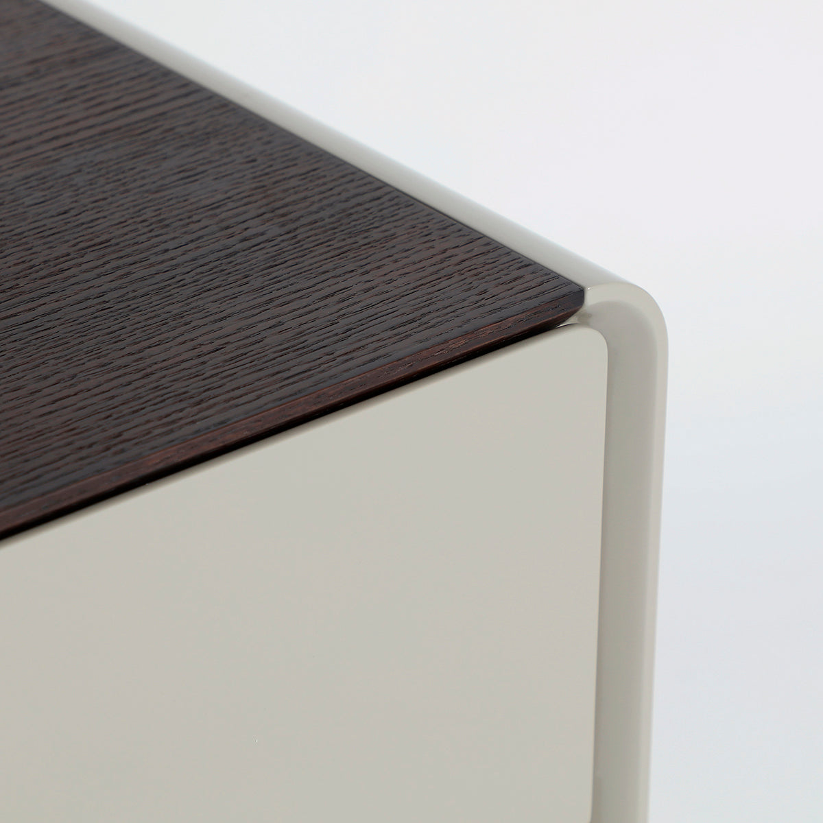 Mesita de noche fabricada en chapa de roble gris y madera marrón