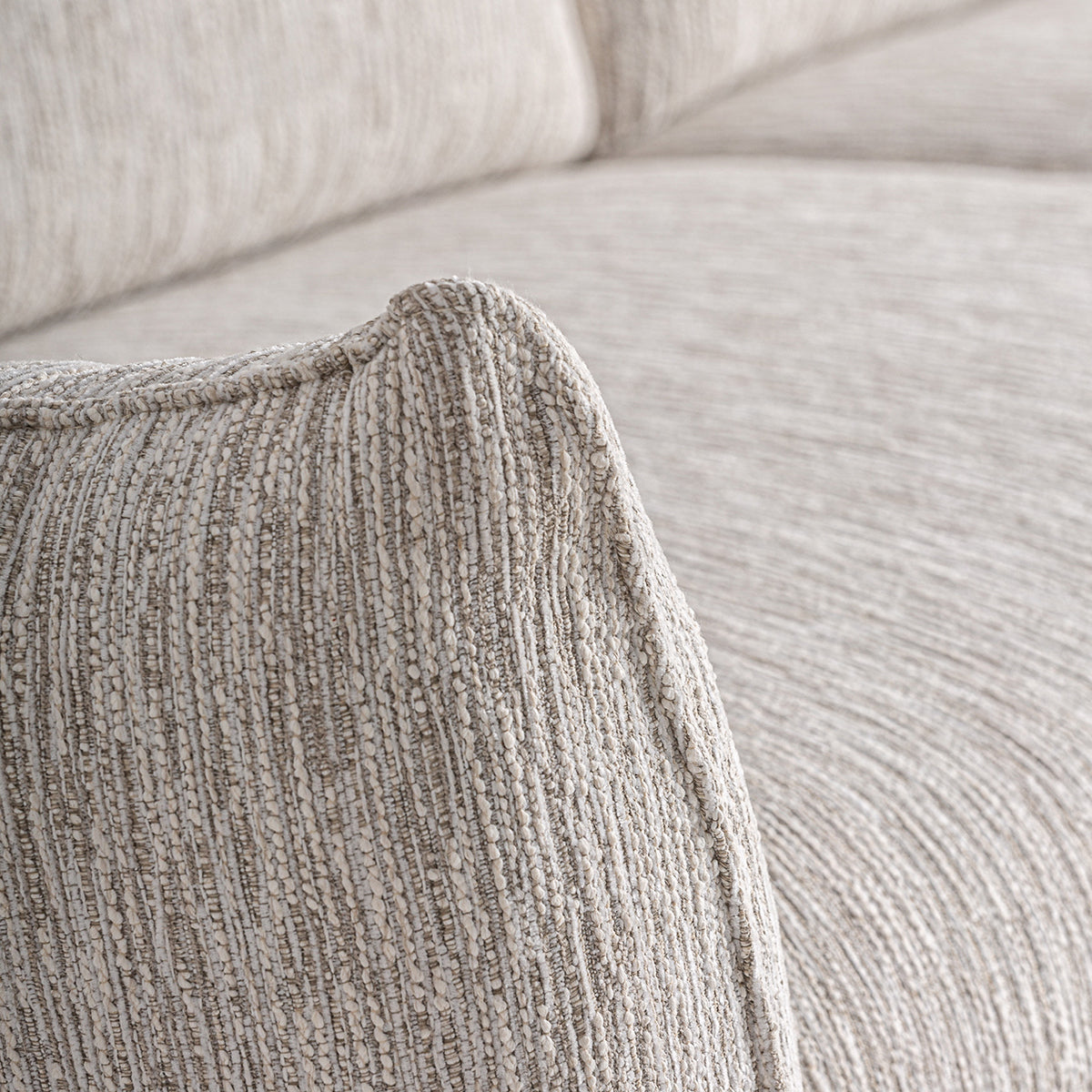 Sofá 2 plazas, de tejido poliéster con acabado jaspeado color beige grisáceo.