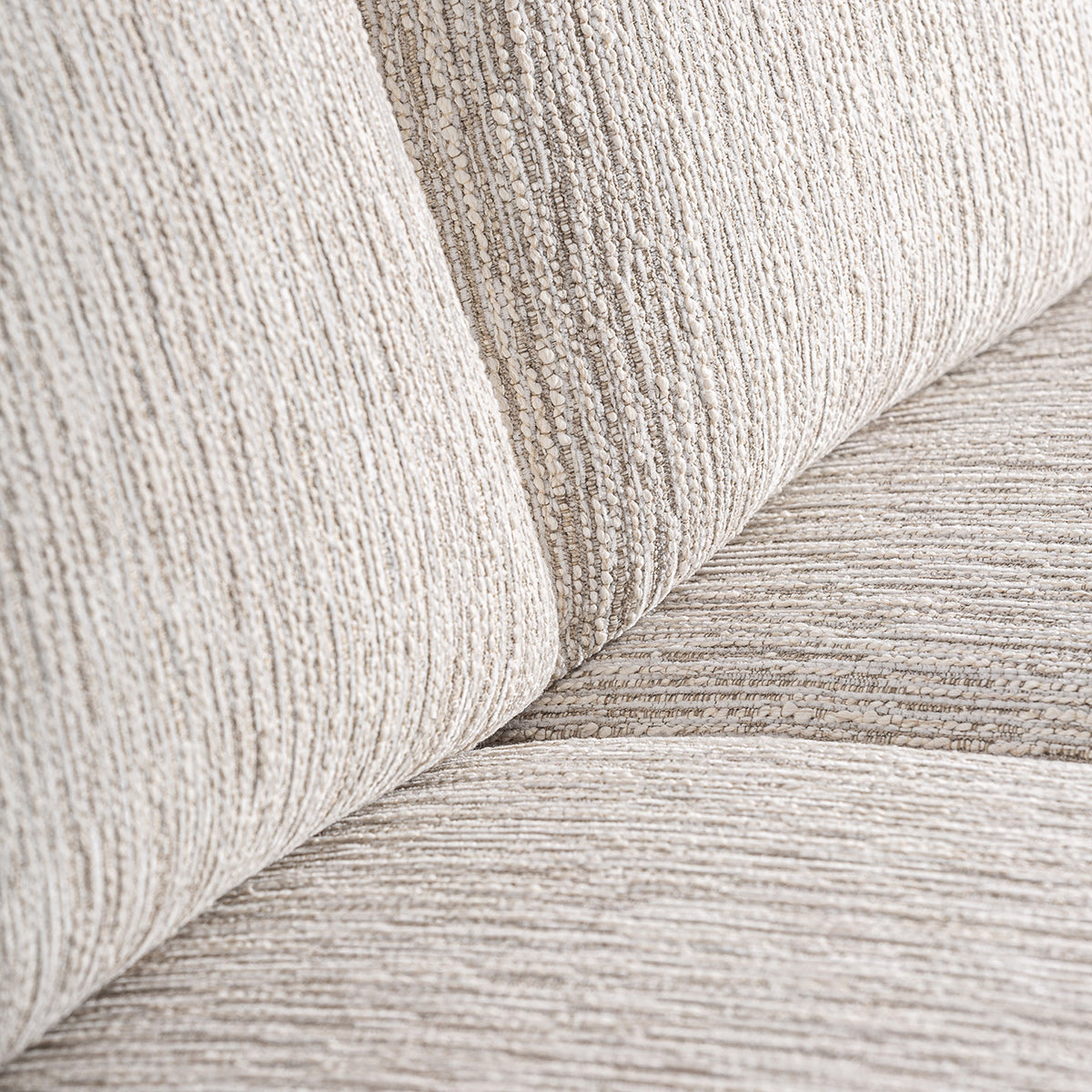 Sofá 2 plazas, de tejido poliéster con acabado jaspeado color beige grisáceo.