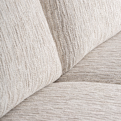 Sofá 2 plazas, de tejido poliéster con acabado jaspeado color beige grisáceo.