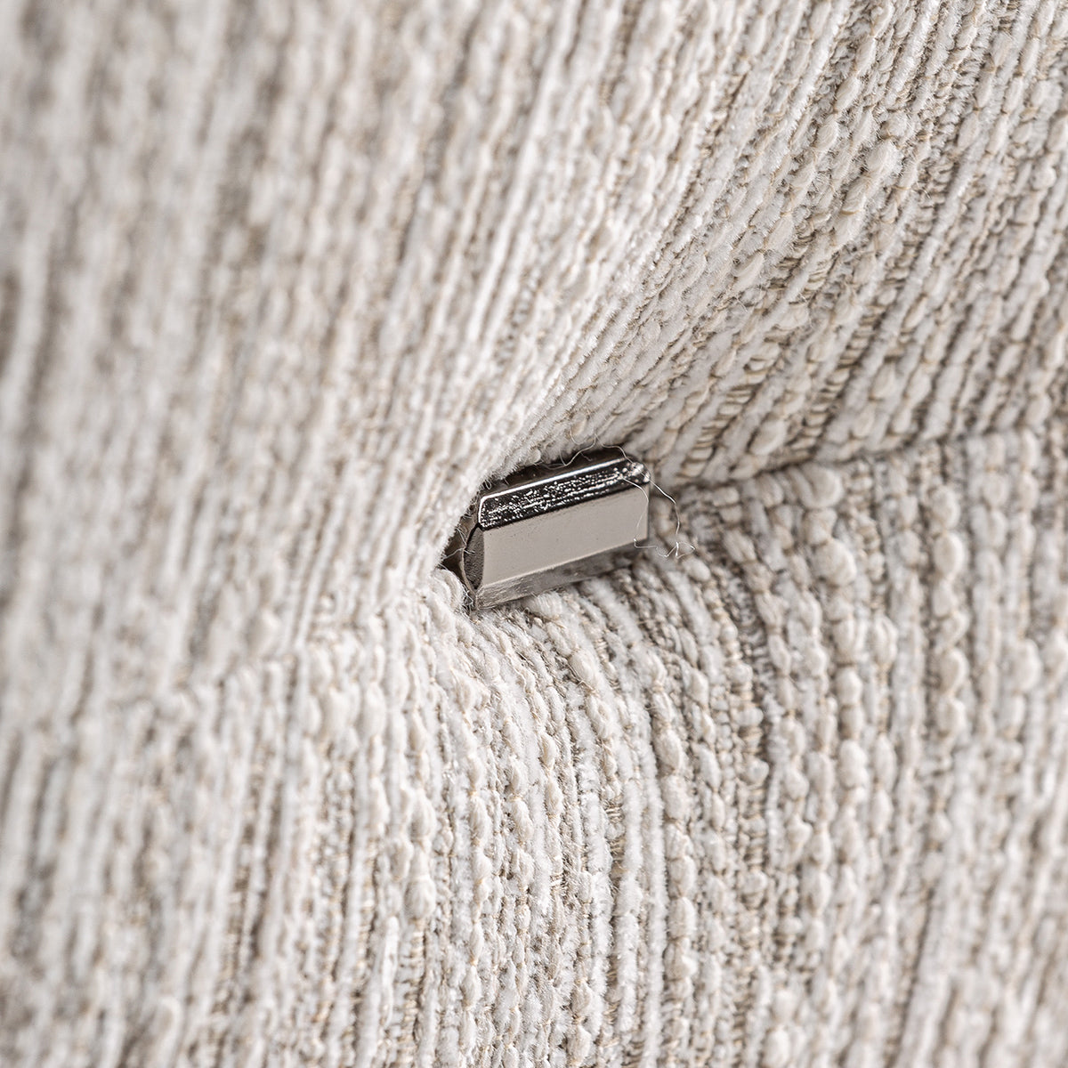 Sofá 2 plazas, de tejido poliéster con acabado jaspeado color beige grisáceo.