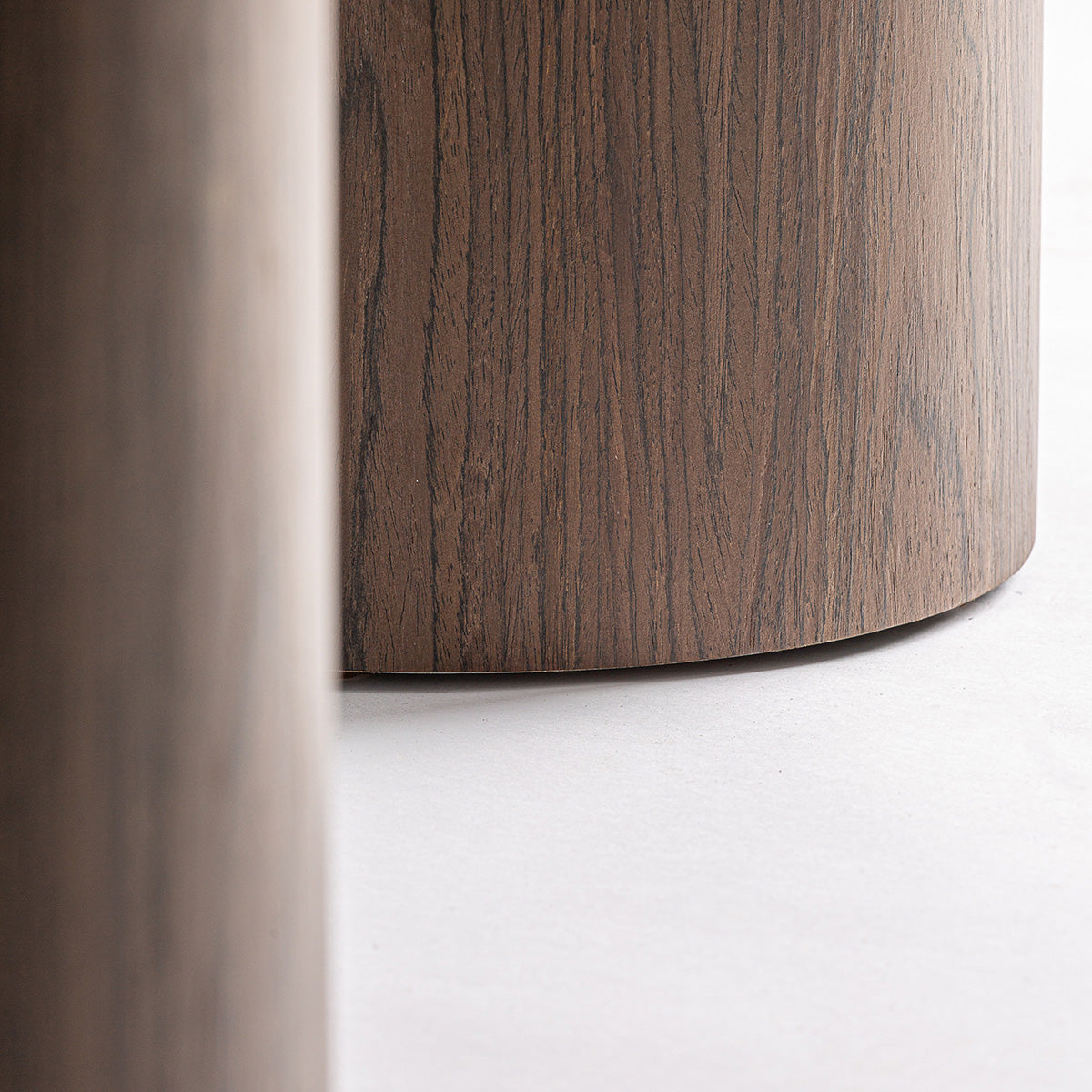 Consola fabricada en madera DM color verde combinado con chapa de madera marrón.