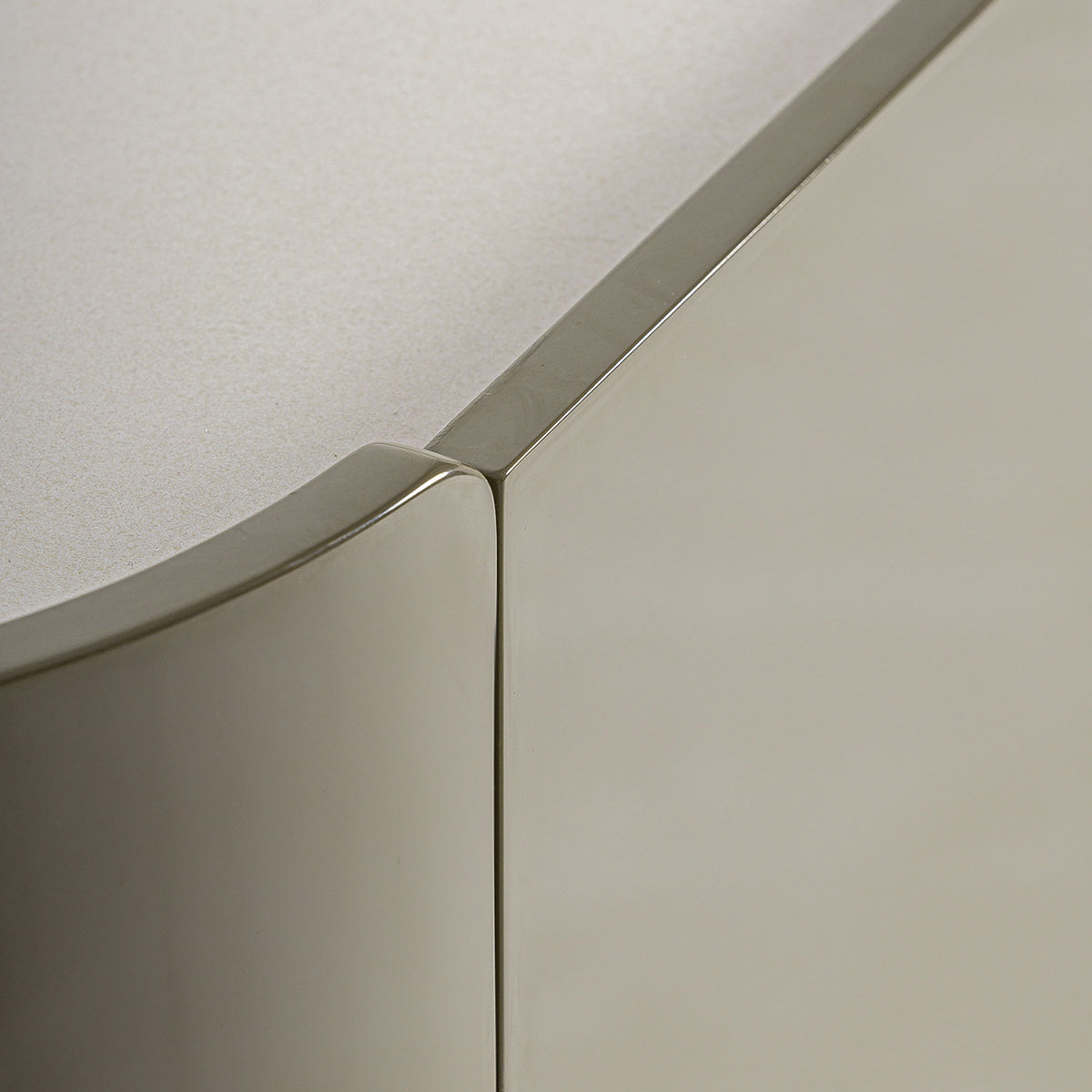 Aparador en color verde oliva de madera DM y base de cerámica blanca.