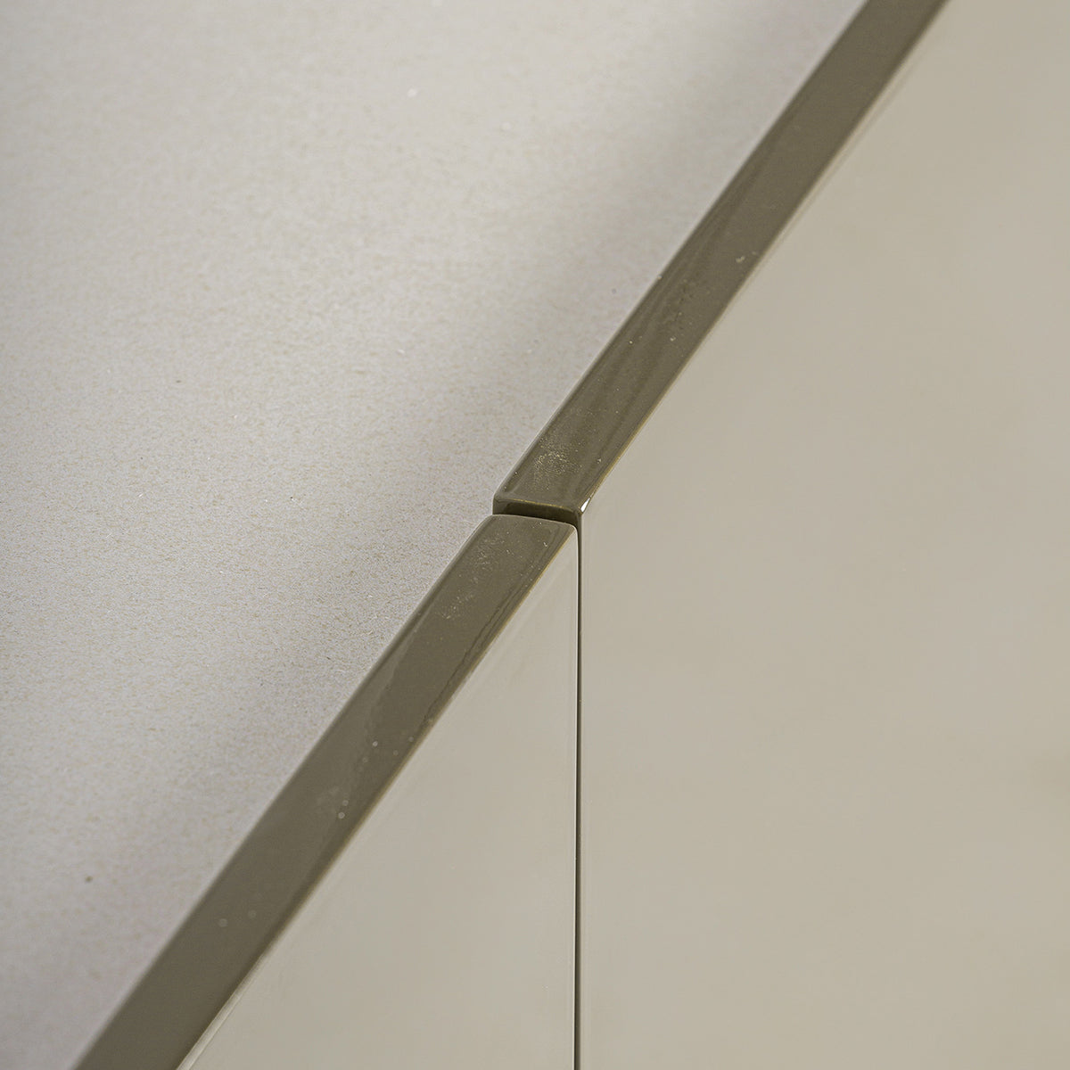 Aparador en color verde oliva de madera DM y base de cerámica blanca.