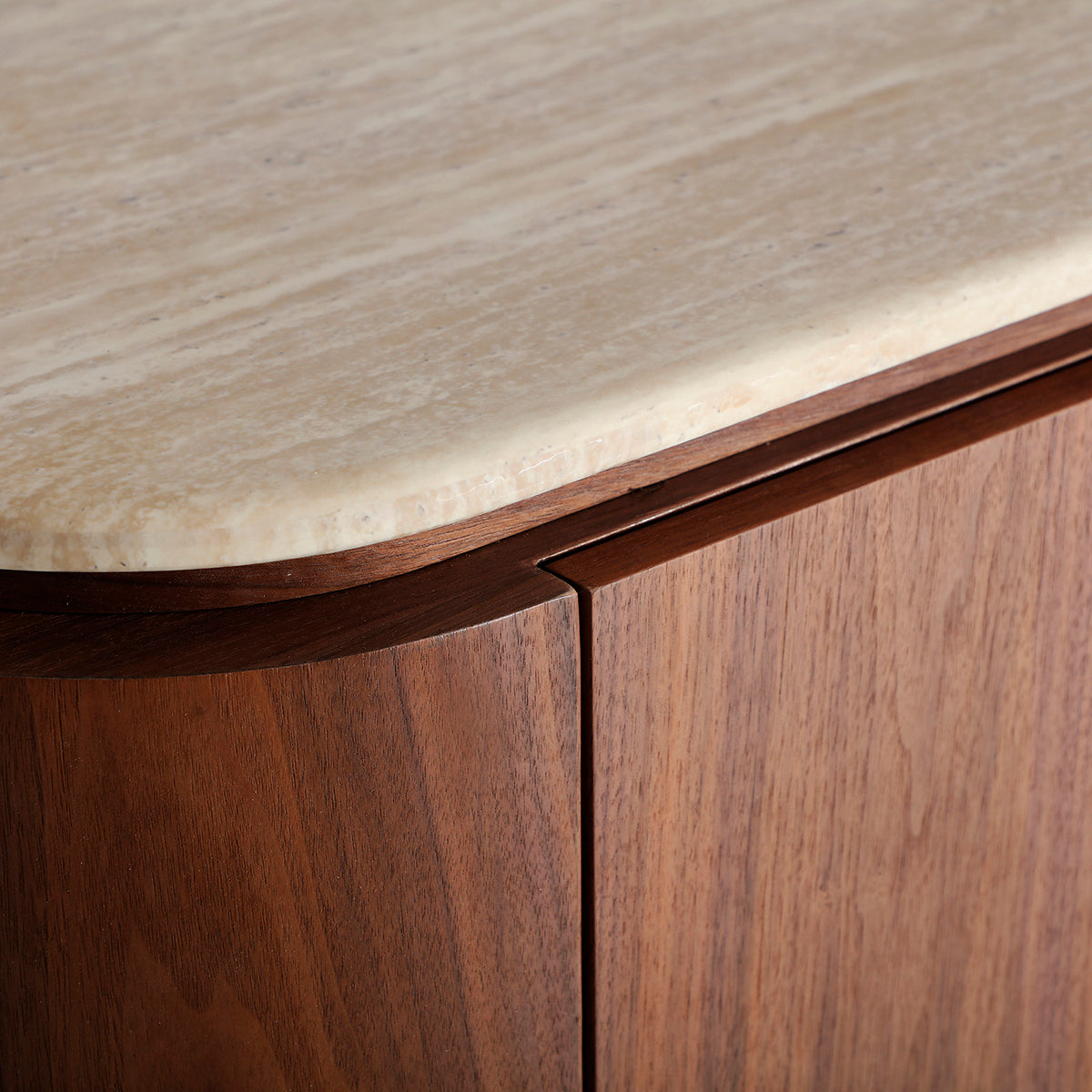 Aparador marrón y beige, fabricado en madera DM, chapa de nogal y mármol.