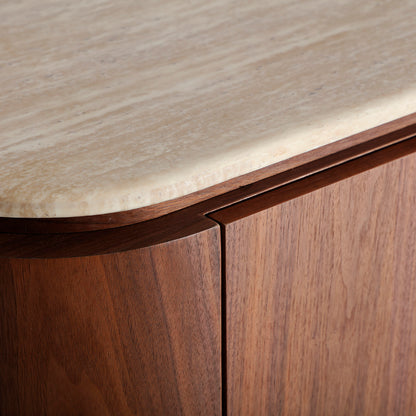 Aparador marrón y beige, fabricado en madera DM, chapa de nogal y mármol.